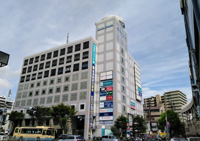 LAVA川西能勢口駅前店外観