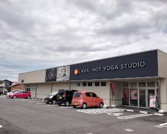 LAVA小牧郷中店外観（郷中バス停徒歩2分）