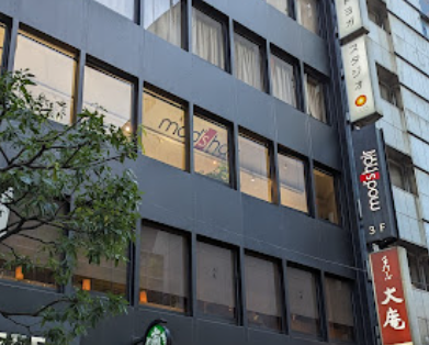 LAVA新宿東口店外観（新宿駅徒歩1分）