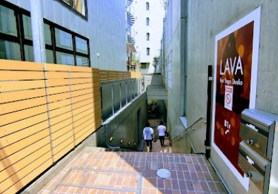 LAVA自由が丘学園前店外観（自由が丘駅徒歩4分）