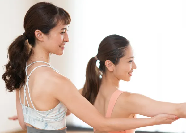 LAVA中央林間店 レッスン風景イメージ｜中央林間駅近くで初心者も参加しやすいホットヨガ体験の様子