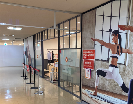 LAVAイオンフードスタイル港南台店 入口｜初めてでも入りやすいスタジオ