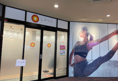 LAVAイオンタウン金沢示野店入口付近の外観｜女性が気兼ねなく入れる清潔な店舗イメージ