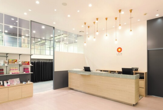 LAVAイオンタウン金沢示野店受付の内観｜初心者も安心の清潔な設備イメージ