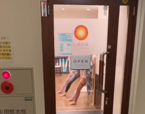 LAVA平塚店 店舗入口｜平塚駅北口から徒歩3分、初めてでも入りやすいホットヨガスタジオ