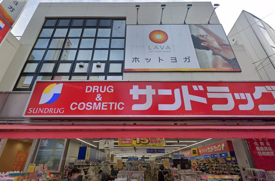 LAVA鴨居店外観｜JR横浜線鴨居駅南口からすぐの女性専用ホットヨガスタジオ入口