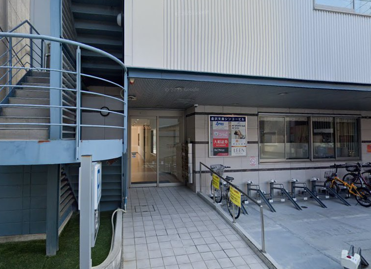 LAVA金沢文庫店 外観｜京浜急行本線金沢文庫駅東口徒歩1分で通いやすい男女共用スタジオ