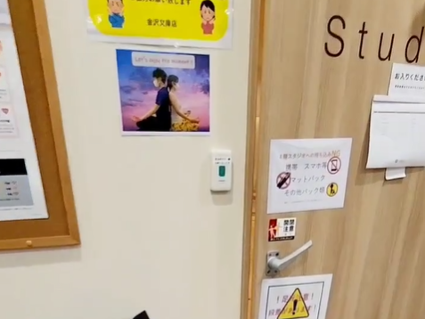 LAVA金沢文庫店 レッスンスタジオ入口｜ホットヨガに集中しやすい専用スタジオ環境