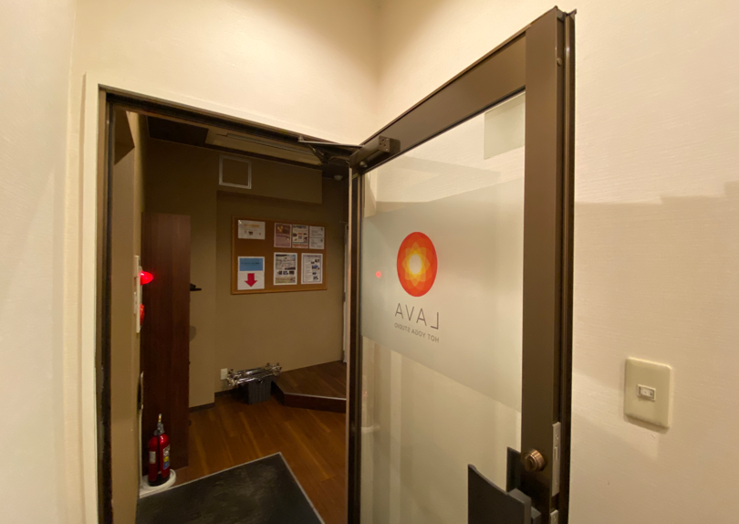 LAVA溝の口店 店舗入口｜溝の口駅・武蔵溝ノ口駅から徒歩2分、初めてでも入りやすいホットヨガスタジオ