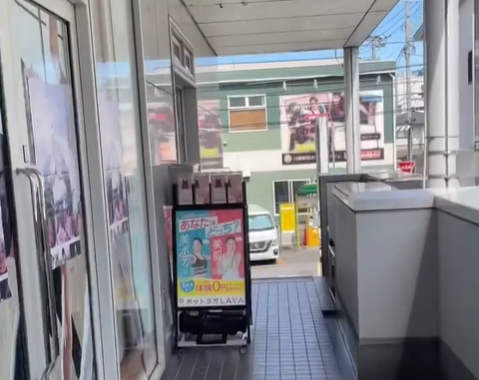 LAVA向ヶ丘遊園店 店舗入口｜初めてでも入りやすい清潔感のあるエントランス