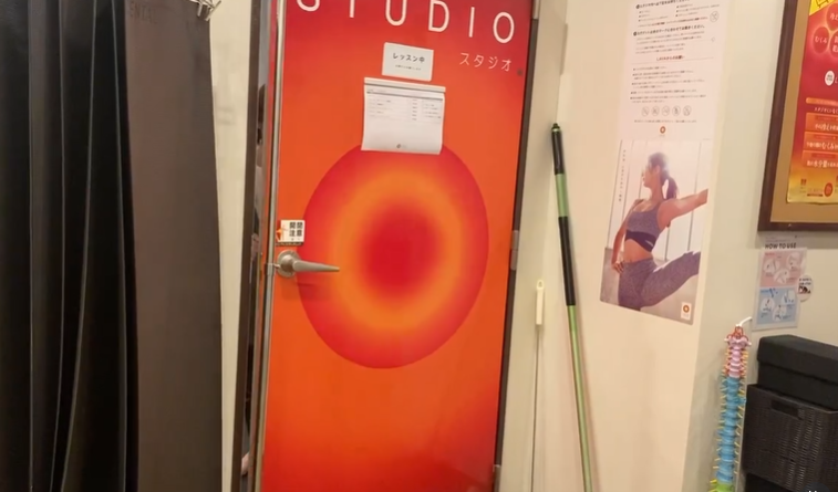 LAVA向ヶ丘遊園店 スタジオ内入口風景｜落ち着いた雰囲気で集中しやすいホットヨガ環境