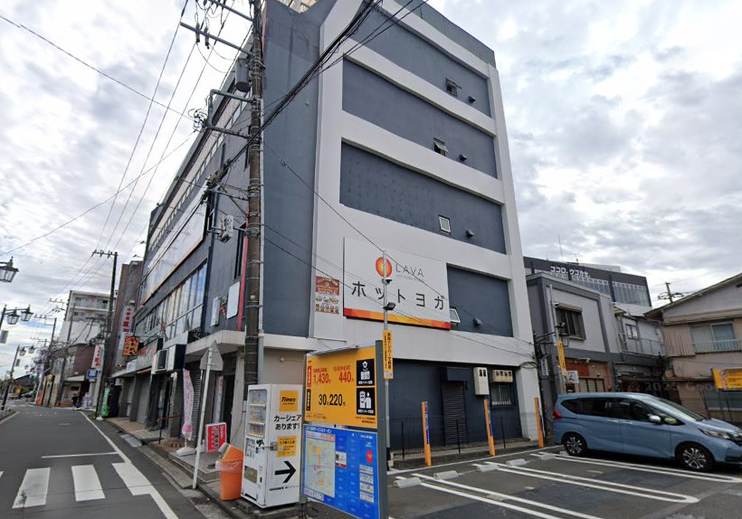 LAVA瀬谷店ビル看板｜初心者も安心の女性専用ホットヨガスタジオ