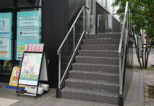 LAVA新杉田店 店舗入り口看板｜金沢シーサイドライン新杉田駅1番出口徒歩3分で初心者も安心のホットヨガ