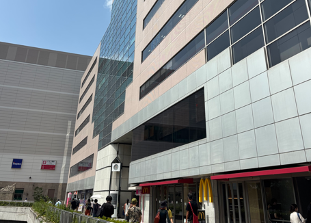 LAVA新百合ヶ丘店 ビル外観｜小田急小田原線・多摩線 新百合ヶ丘駅南口徒歩1分のホットヨガスタジオ