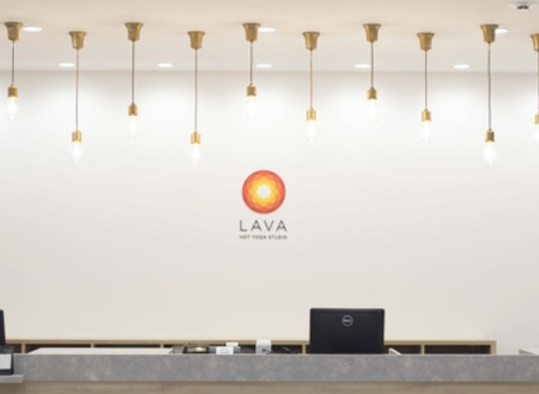 LAVA中央林間店 受付イメージ｜初回体験でも安心して利用できる女性専用ホットヨガスタジオのフロント風景