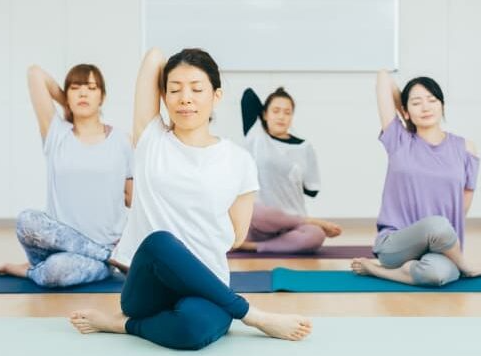 LAVA静岡店ホットヨガレッスンの雰囲気｜インストラクターの丁寧な指導イメージ