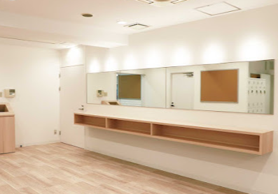 LAVA静岡店更衣室・パウダールームの内観｜女性が使いやすい清潔な設備のイメージ