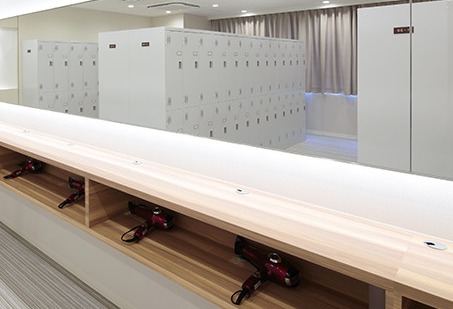 LAVA豊田駅前店パウダールームの内観｜女性が使いやすい清潔な設備のイメージ