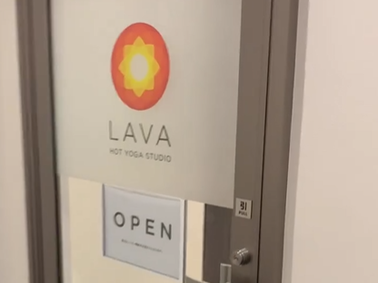 LAVA横須賀中央アネックス店 店舗入口｜横須賀中央駅東口徒歩4分、初めてでも入りやすいホットヨガスタジオ