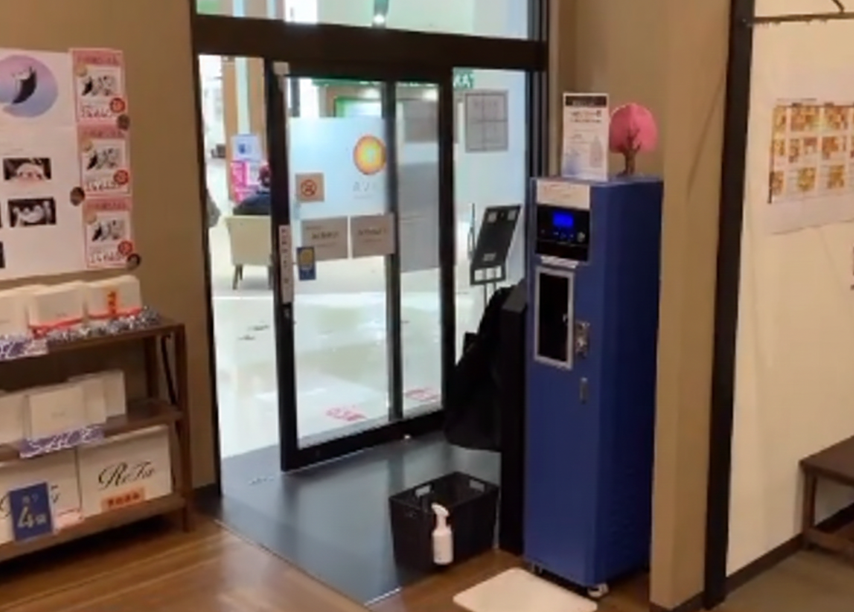 ホットヨガLAVAイオンモール長久手店の受付フロア風景｜女性専用スタジオの落ち着いた空間