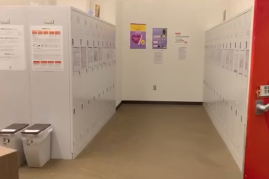 ホットヨガLAVAイオンモール長久手店のロッカールーム風景｜女性専用で整えられた更衣スペース