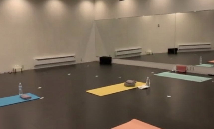 ホットヨガLAVAイオンモール長久手店のスタジオ内観｜レッスンに集中しやすい室内環境