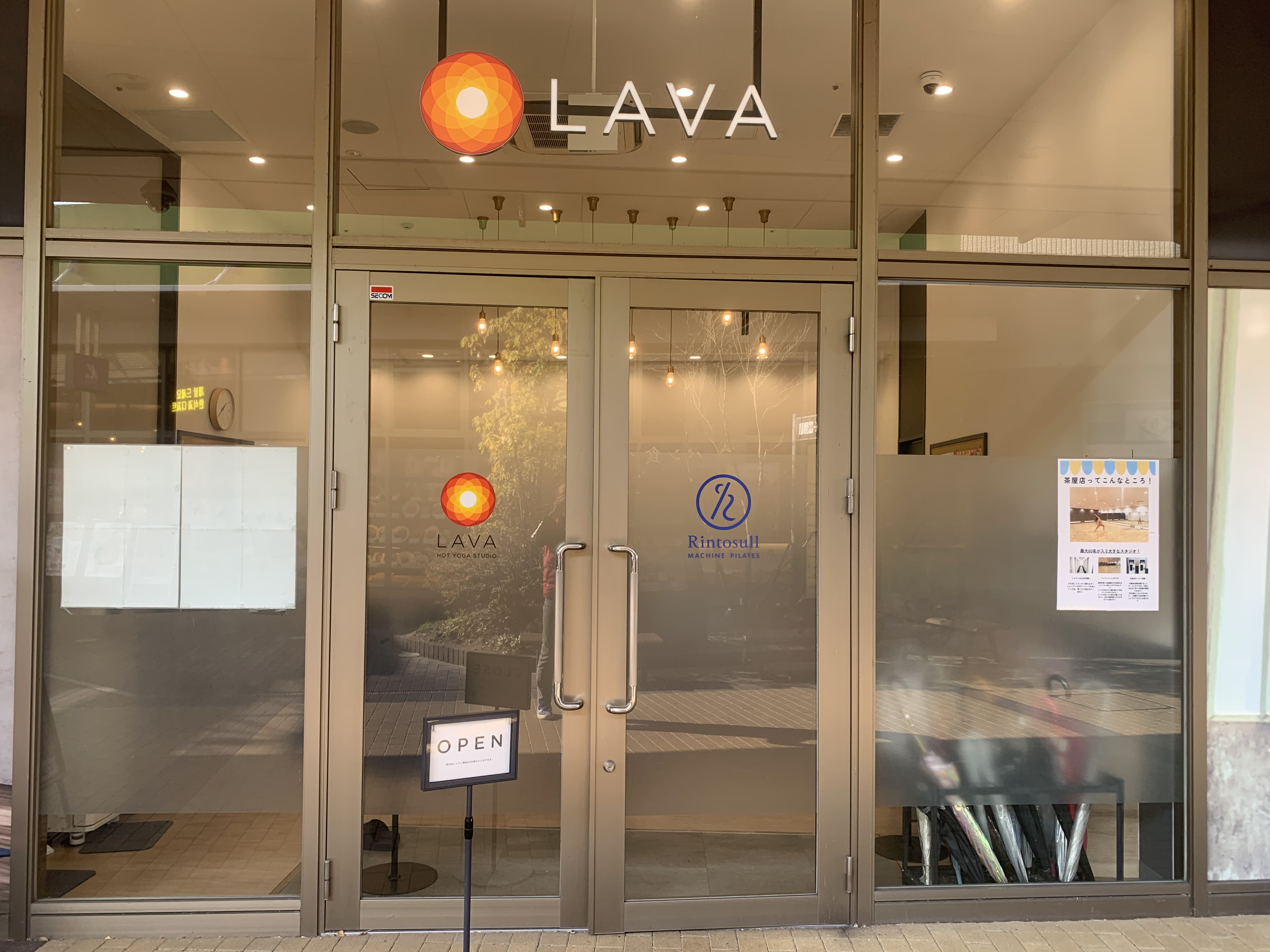 ホットヨガLAVAイオンモール名古屋茶屋店の正面入口風景|買い物動線上に位置するスタジオ前