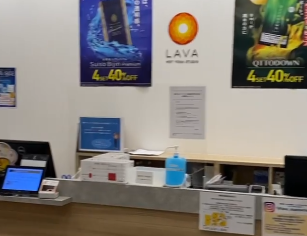 ホットヨガLAVAイオンモール名古屋茶屋店の受付カウンター風景|女性専用スタジオのフロント対応スペース