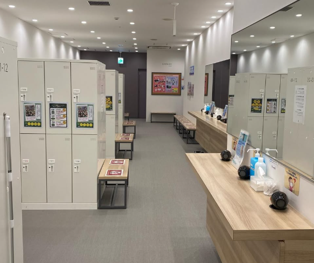 ホットヨガLAVAイオンモール名古屋茶屋店のロッカールーム風景|女性専用で整えられた更衣空間