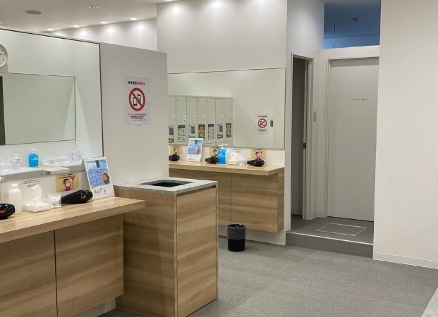 ホットヨガLAVAイオンモール名古屋茶屋店のパウダールーム風景|レッスン後に身支度できる設備