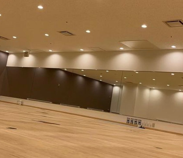 ホットヨガLAVAイオンモール名古屋茶屋店のウッドストーンスタジオ風景|遠赤外線で床から温まる空間