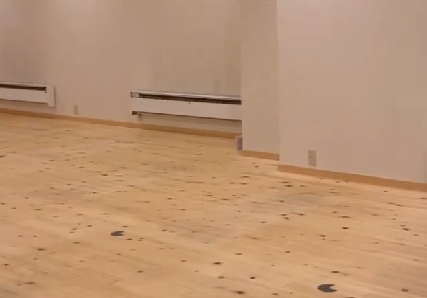 LAVA藤沢駅前店 レッスンスタジオA（ウッドストーンスタジオ）｜発汗と集中を促すホットヨガ専用スタジオ