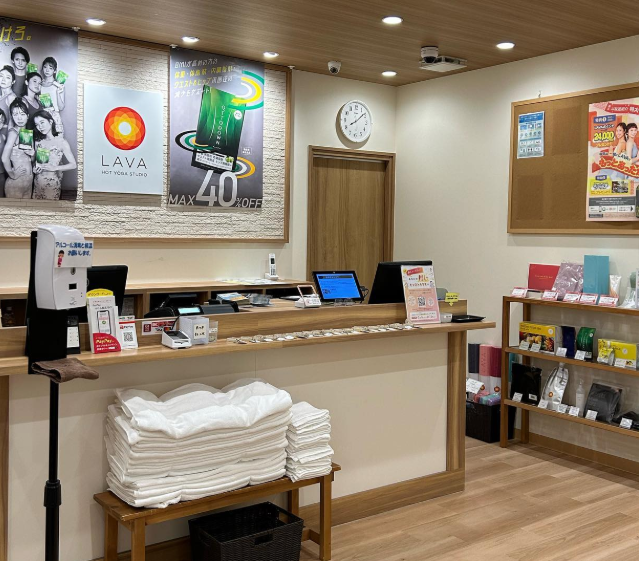 LAVA東松山シルピア店 受付カウンター｜明るく清潔感のある男女共用スタジオ