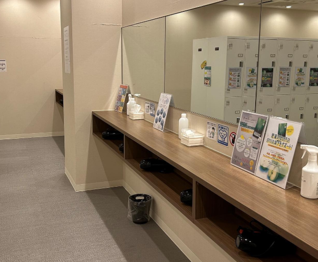 LAVA東松山シルピア店 パウダールーム風景｜広々とした鏡と整った更衣スペース