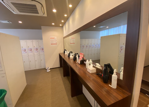 LAVA東大宮店 パウダールーム｜清潔感のある更衣スペースで仕事帰りや買い物後も利用しやすい設備環境