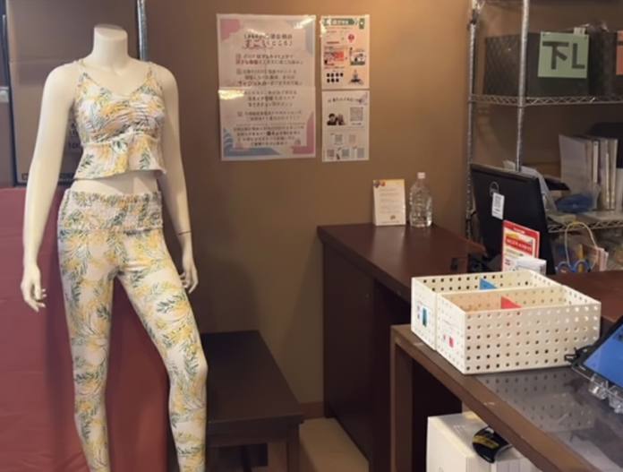 ホットヨガLAVA刈谷店｜スタッフが対応する男女共用スタジオの受付カウンター（イメージ）