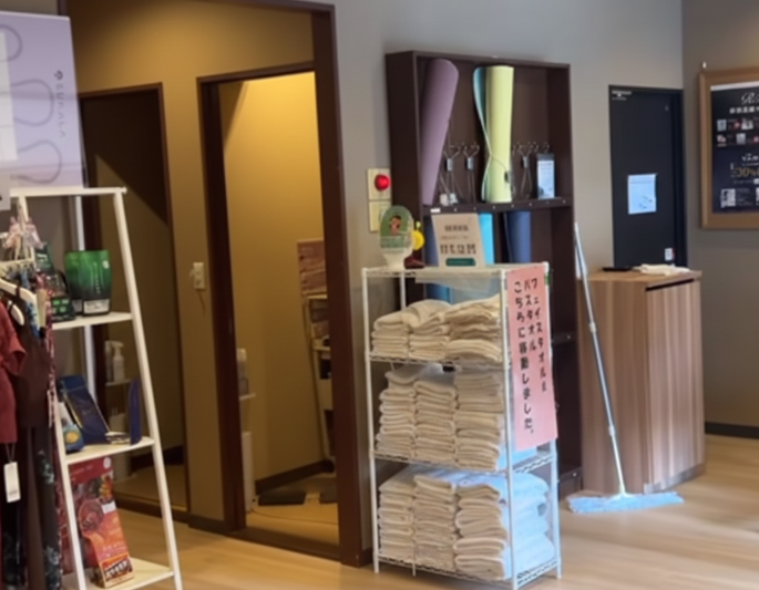 ホットヨガLAVA刈谷店｜清潔感のある待合スペースとロッカー前通路（イメージ）