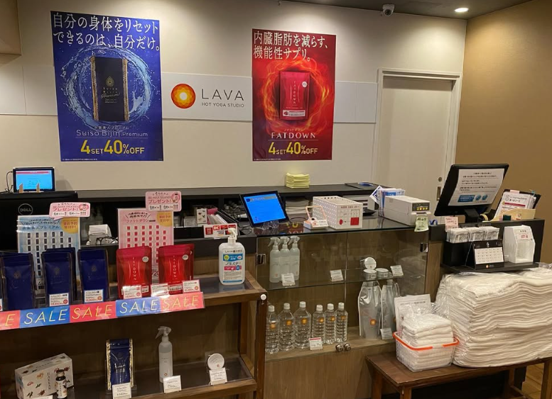 ホットヨガLAVA春日部店の受付カウンター風景｜女性専用スタジオのエントランス