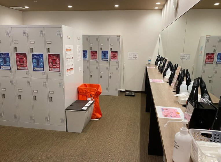 ホットヨガLAVA春日部店のパウダールームとロッカールーム｜清潔感のある女性専用設備