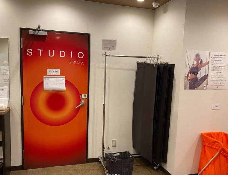 ホットヨガLAVA春日部店の暗闇スタジオ入口｜レッスン前の導線スペース