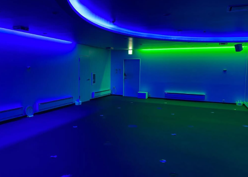 ホットヨガLAVA春日部店の暗闇スタジオ内観|照明を抑えた集中しやすい空間