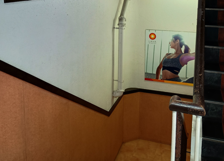 ホットヨガLAVA川口店 店舗入口への階段｜地上から地下フロアへ続く導線