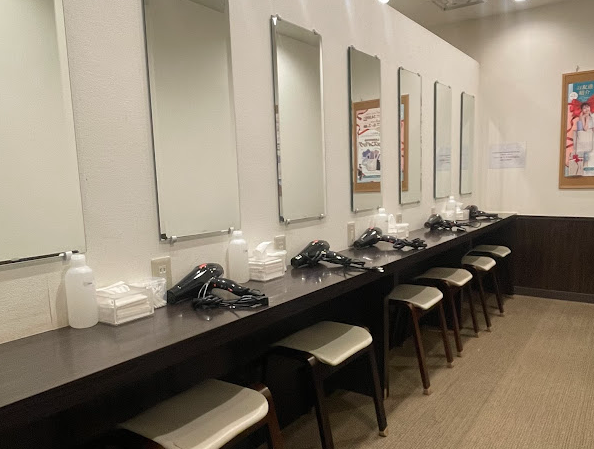 ホットヨガLAVA川口店 パウダールーム風景｜清潔感のある身支度スペース