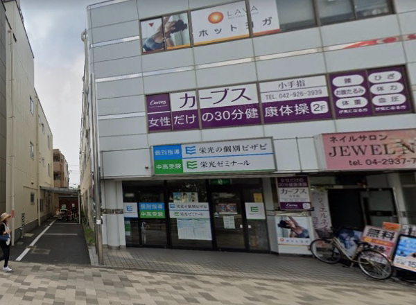 ホットヨガLAVA小手指店 ハナミズキ通りから見た店舗外観|小手指駅北口徒歩3分の立地