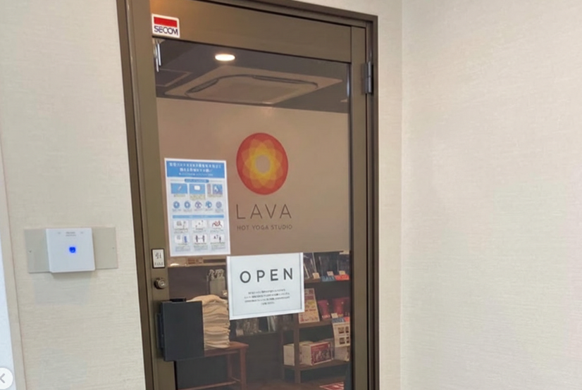 ホットヨガLAVA小手指店 店舗正面入口の様子｜小手指駅北口徒歩3分