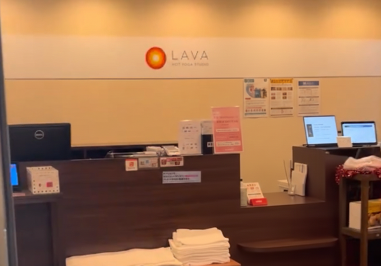 ホットヨガLAVA小手指店 受付カウンター周辺の風景｜女性専用スタジオ