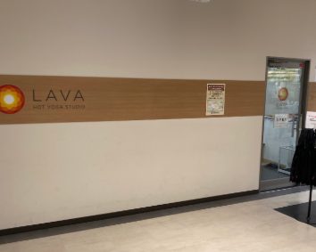 ホットヨガLAVA熊谷ニットーモール店の店舗入口｜館内2階にある女性専用スタジオ