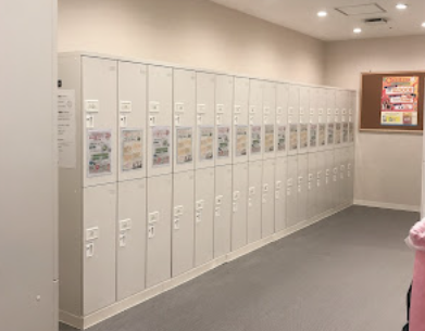 ホットヨガLAVA熊谷ニットーモール店のロッカールーム風景｜清潔感のある更衣スペース