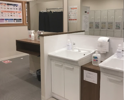 ホットヨガLAVA熊谷ニットーモール店のドレスルーム風景｜鏡付きのパウダースペース