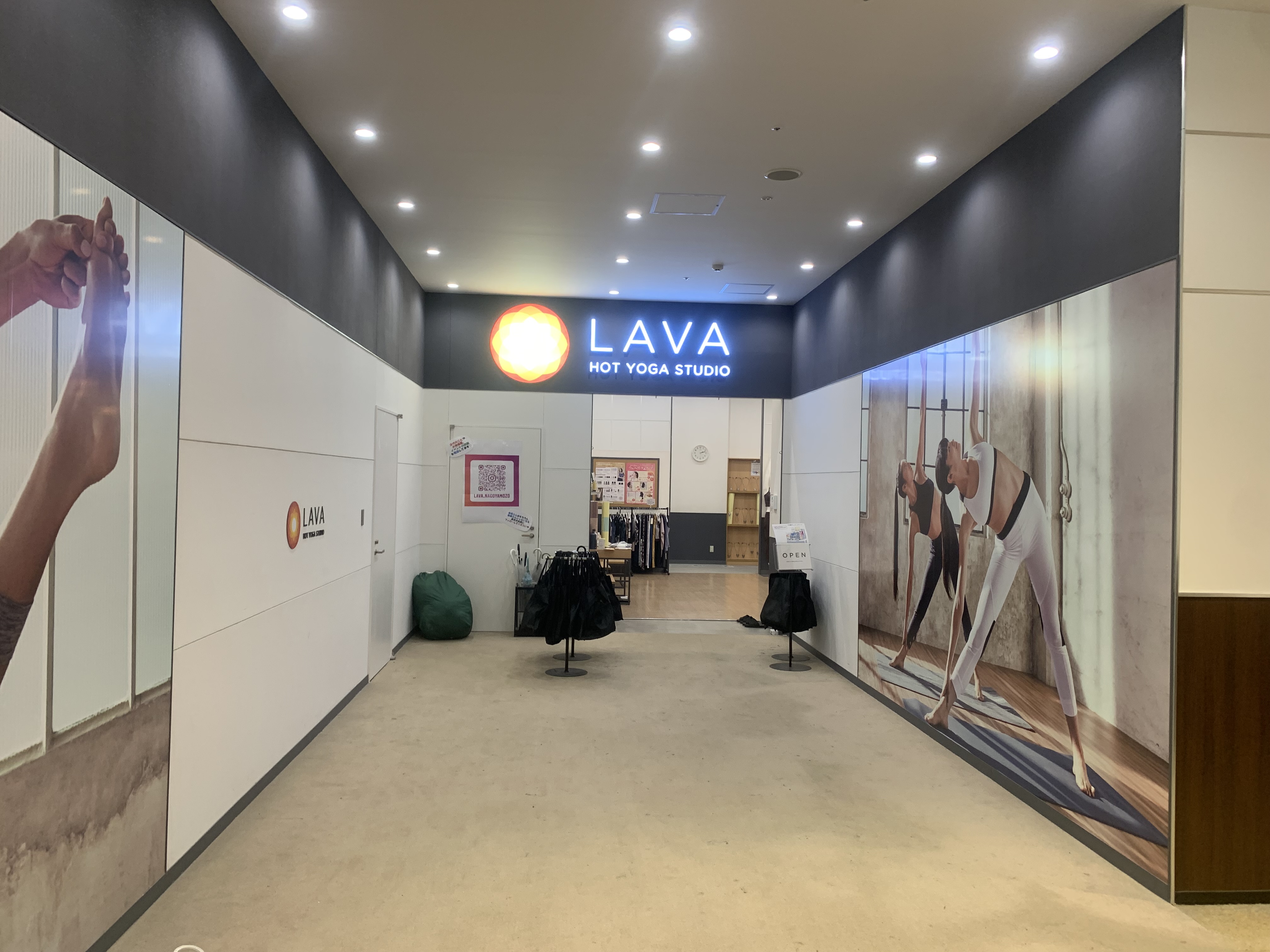 ホットヨガLAVA名古屋mozoワンダーシティ店の正面風景｜買い物動線上にある女性専用スタジオ